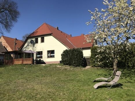 Blick vom Garten auf das Haus