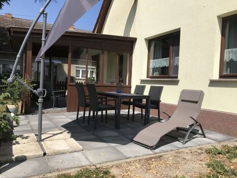 Blick auf die Terrasse und die Veranda