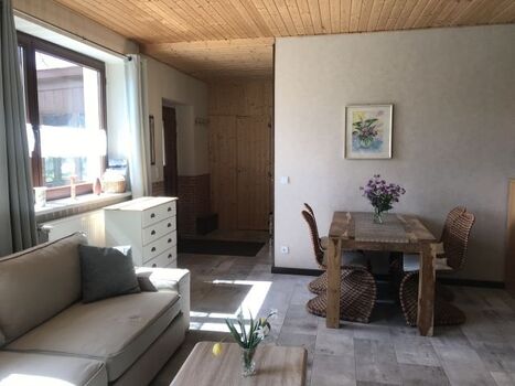 Blick auf den Eingangsbereich - Essecke