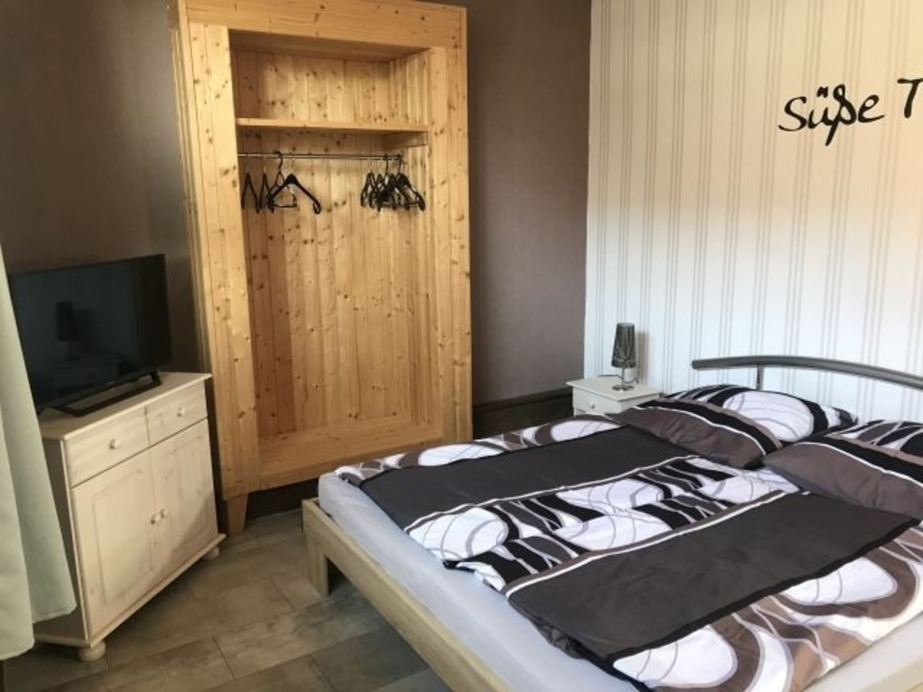 Schlafzimmer Bild 1