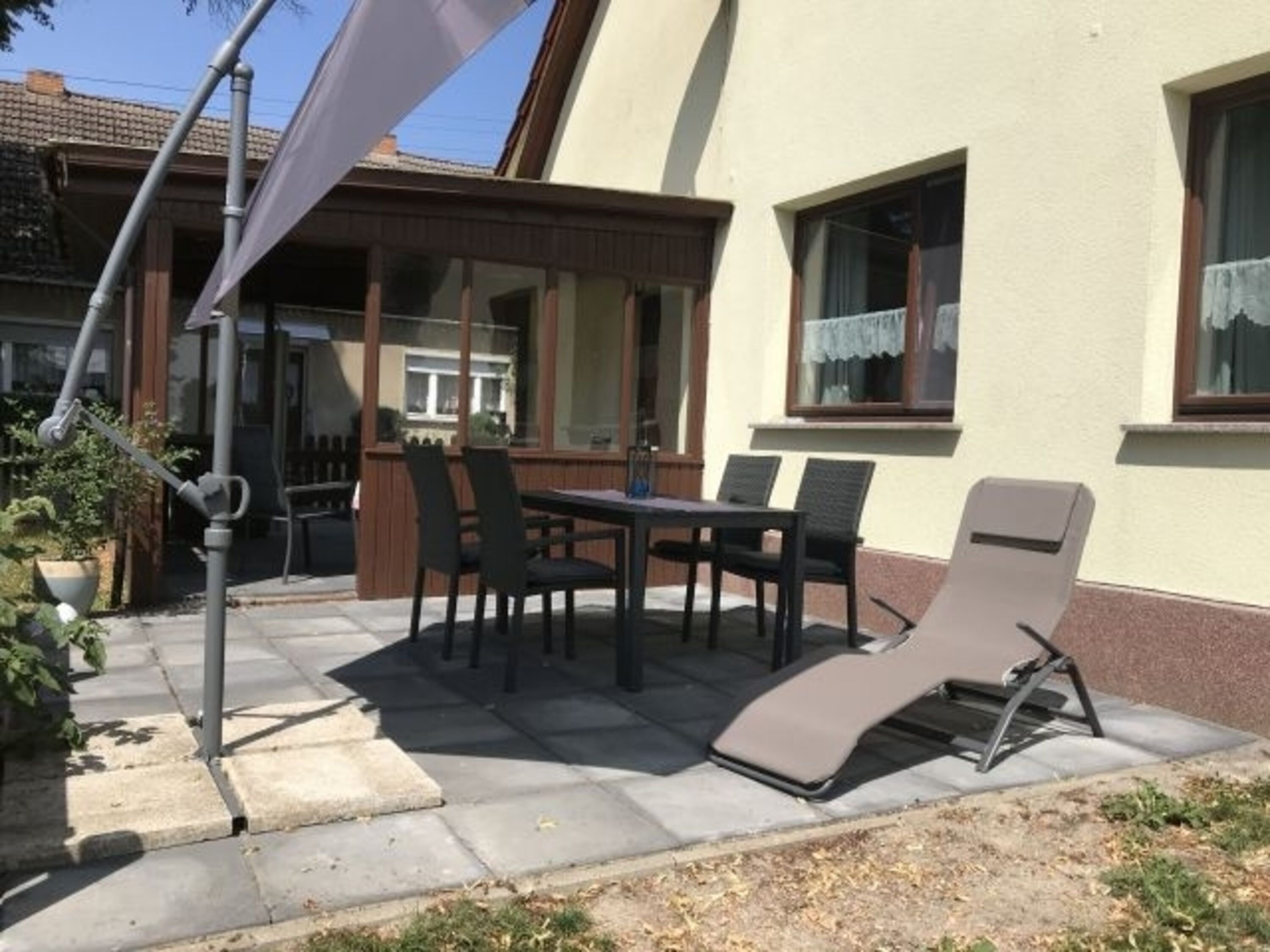 Blick auf die Terrasse und die Veranda