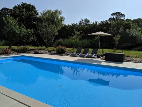 Gemeinschaftlicher beheizter Pool (10m x 5m, 28 Grad Mai-Sept) 