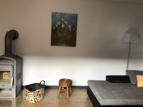 Großes Wohnzimmer mit Kamin