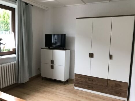 Schlafzimmer 1 mit Fernseher