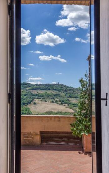 Ausgang von der Kueche zur Dachterrasse mit Blick auf Radicondoli