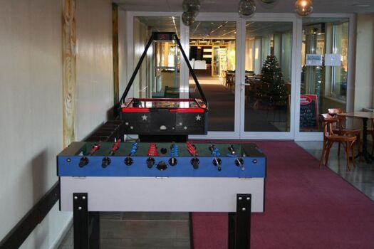 Kicker und Airhockey(gegen Gebühr)