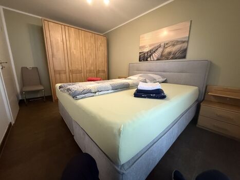 SZ mit Boxspringbett 180x200 mit großem Schrank