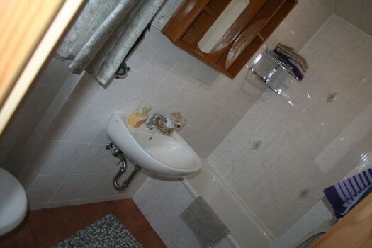 Badezimmer mit Wanne, Duschvorrichtung