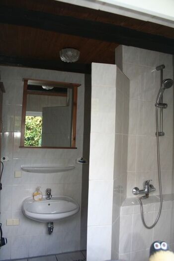 Badezimmer mit Dusche im EG