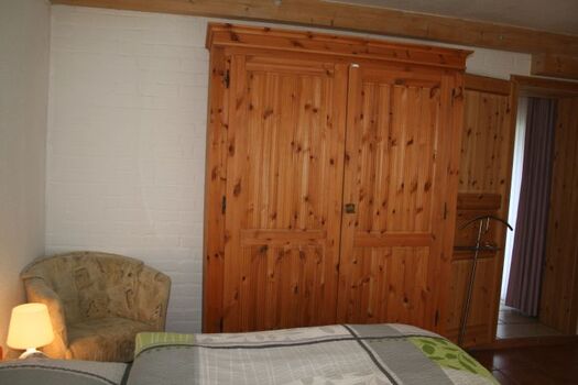 großer Kleiderschrank im SZ, EG