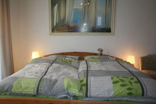 Schlafzimmer mit Doppelbett im EG