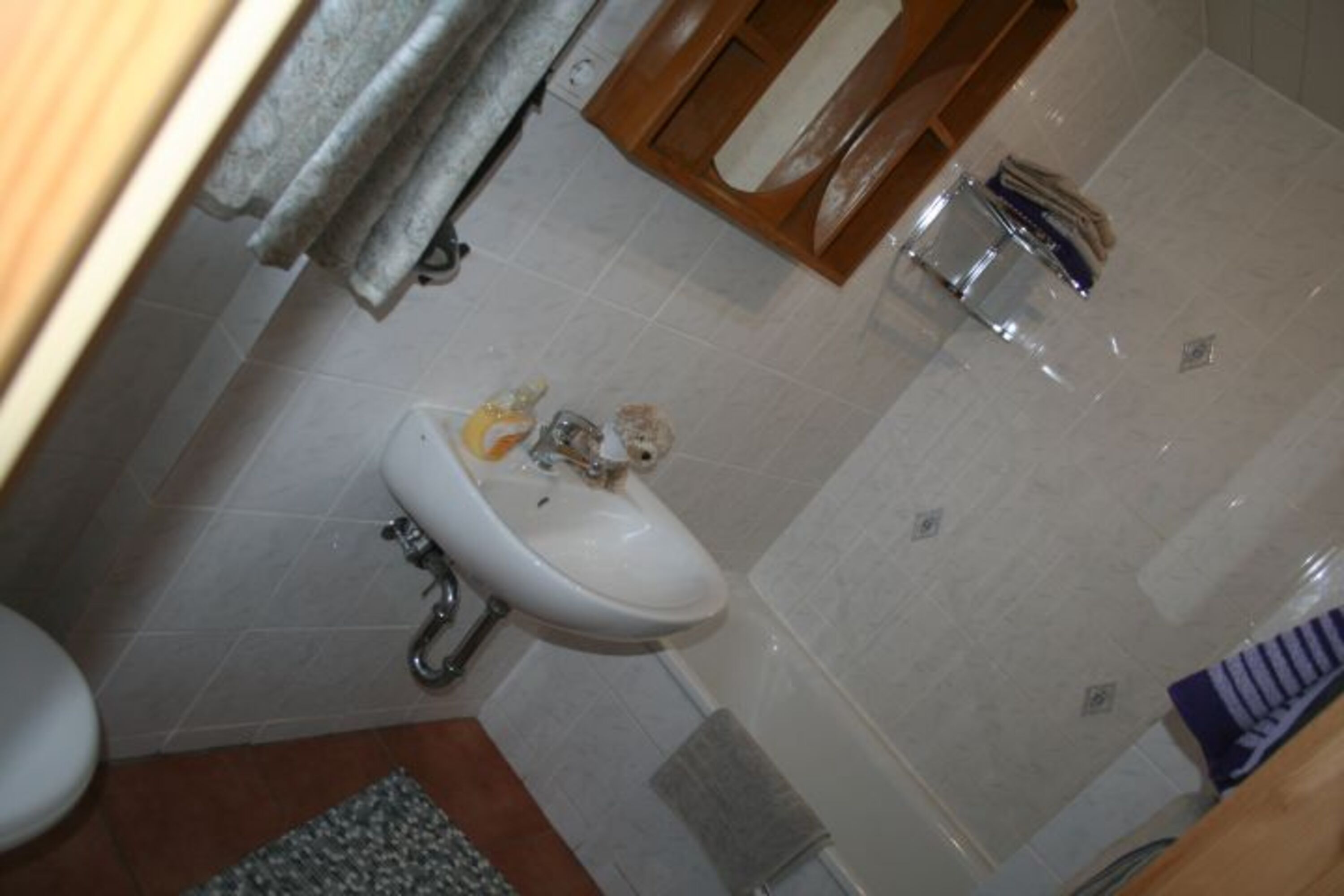 Badezimmer mit Wanne, Duschvorrichtung