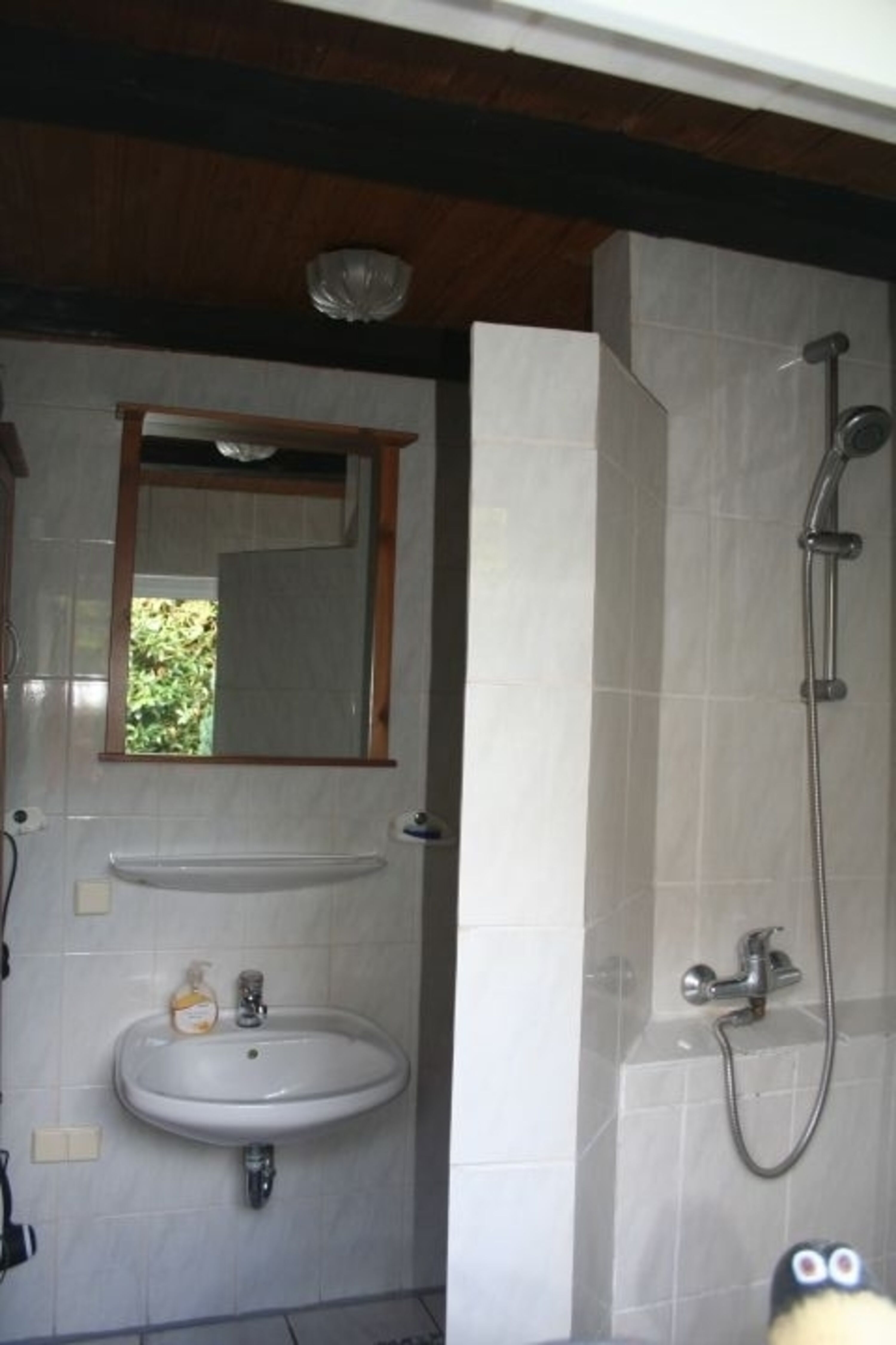 Badezimmer mit Dusche im EG