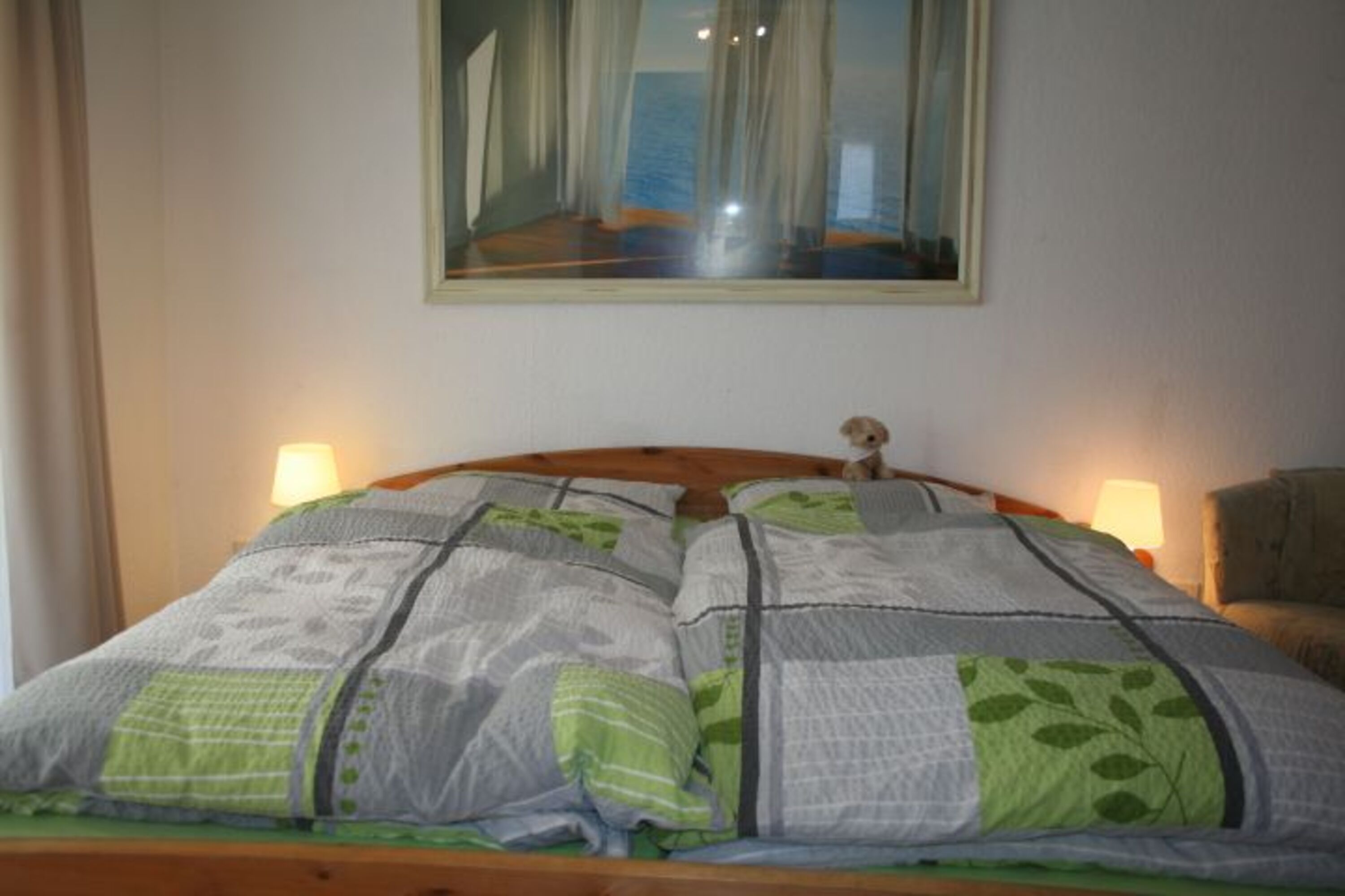 Schlafzimmer mit Doppelbett im EG