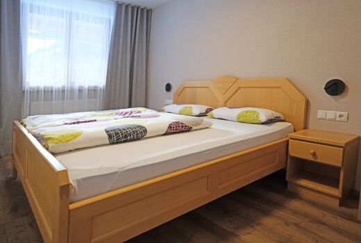 Schlafzimmer  Ferienwohnung Chavalatsch