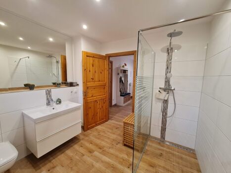 Duschbad mit ebenerdiger Dusche