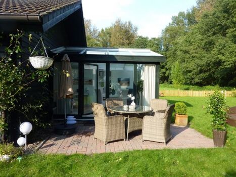 die Terrasse vor dem Wintergarten