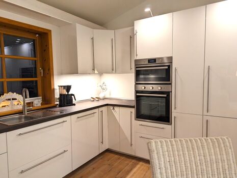 eine schöne und große Küche