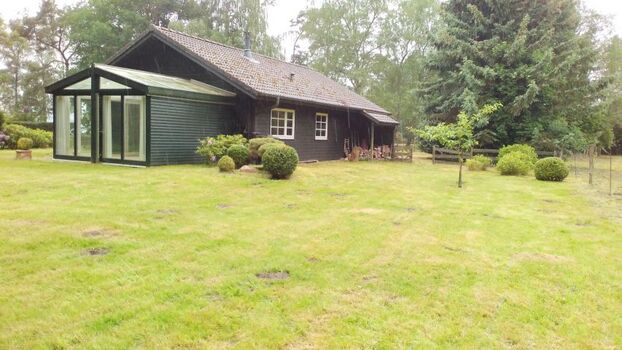 Haus am See mit eingezäuntem Grundstück