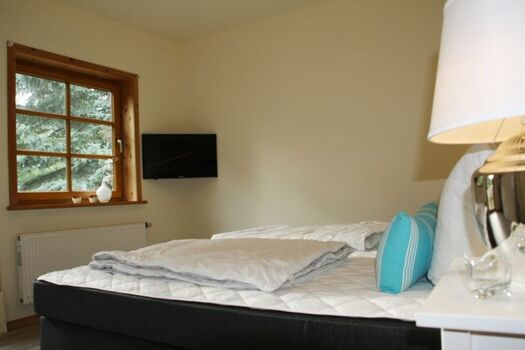 im Schlafzimmer gibt es einen zusätzlichen TV