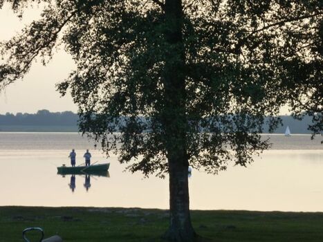 der See ist nur ein paar Schritte vom Haus entfernt.