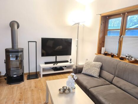 großer TV im Wohnbereich