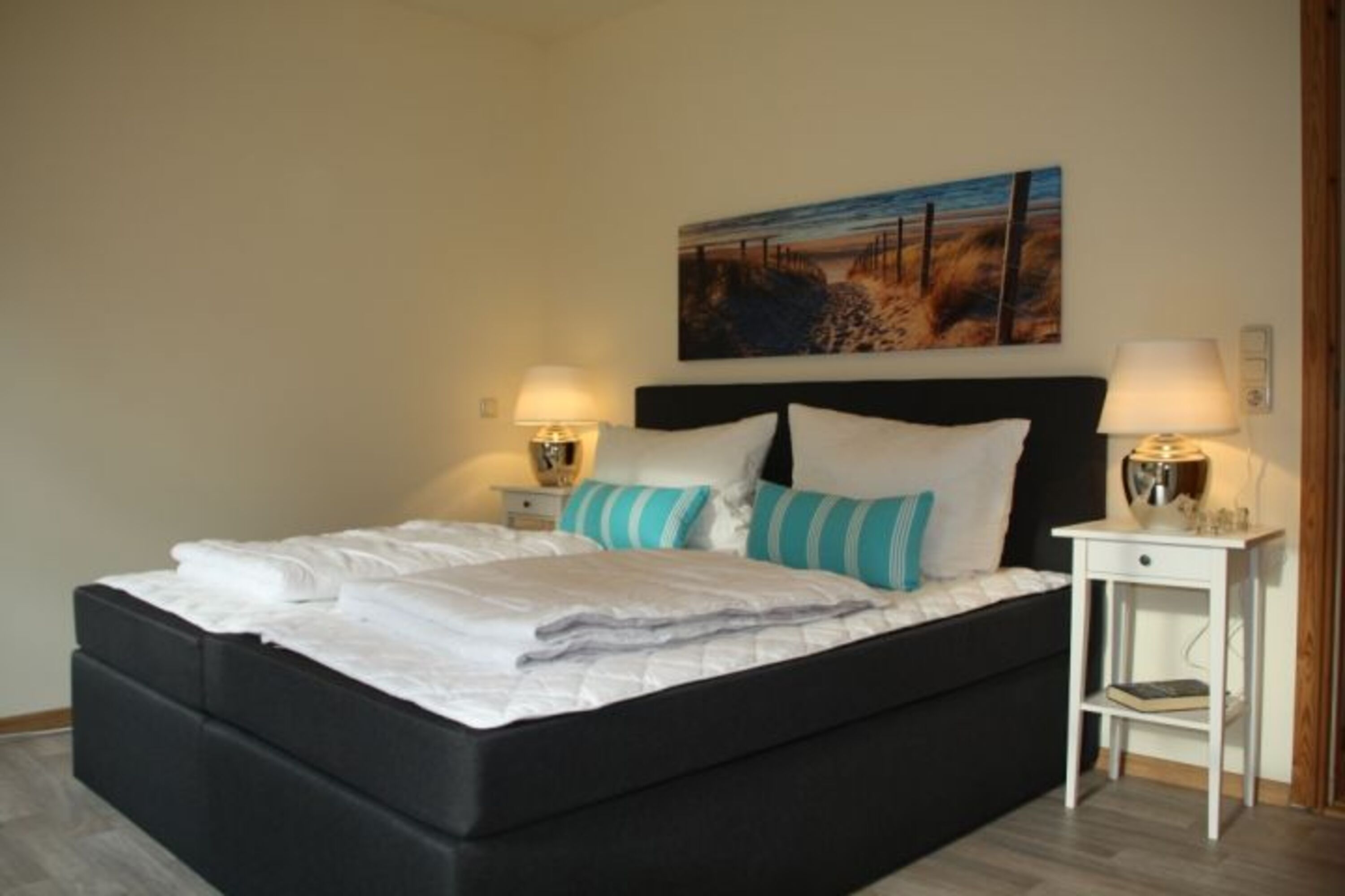 Dies Schlafzimmer hat Zugang zur hinteren Terrasse