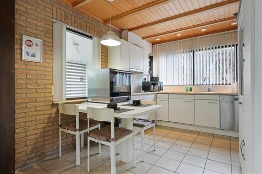 komplett eingerichtete Küche