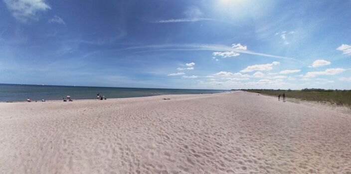 der grosse lange Sandstrand