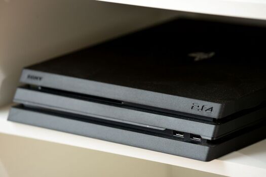 für die kalten bzw. nassen Tage gibt es eine Playstation Pro, Brettspiele und Netflix