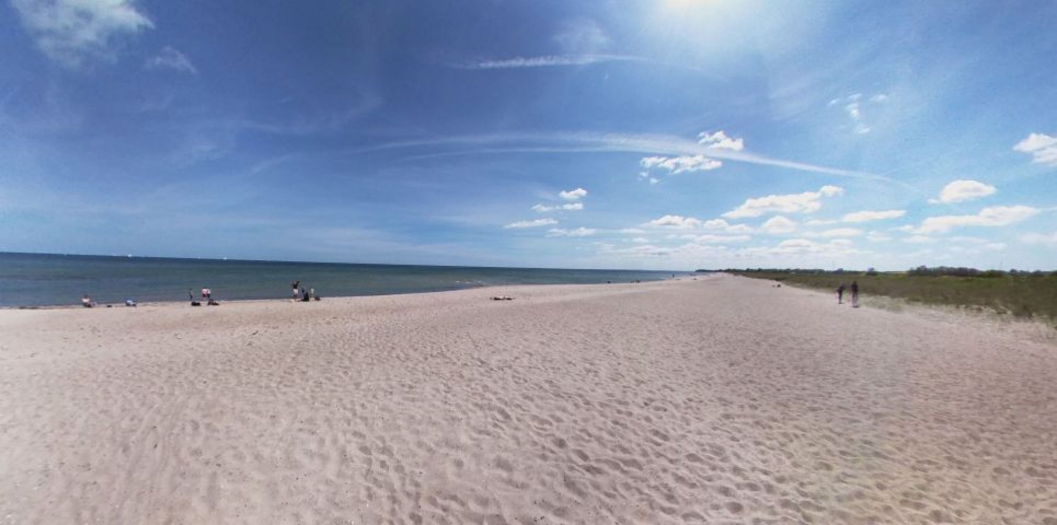 der grosse lange Sandstrand