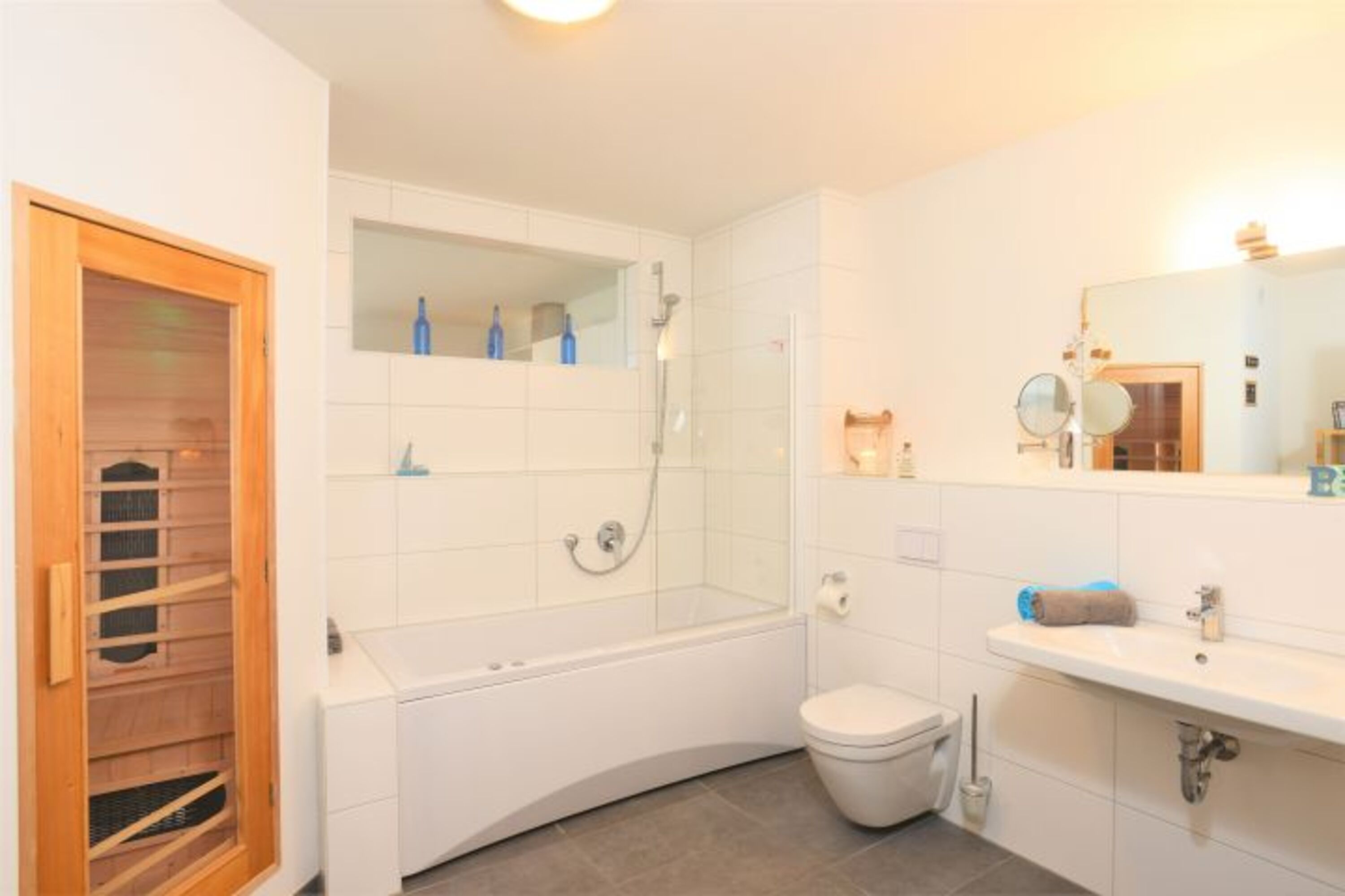 unser schönes Badezimmer mit Infrarotsauna, Whirlpool und Waschmaschine
