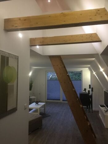 Wohnbereiche mit Aufgang zum Schlafbereich