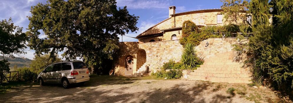 Parkplatz und Eingang