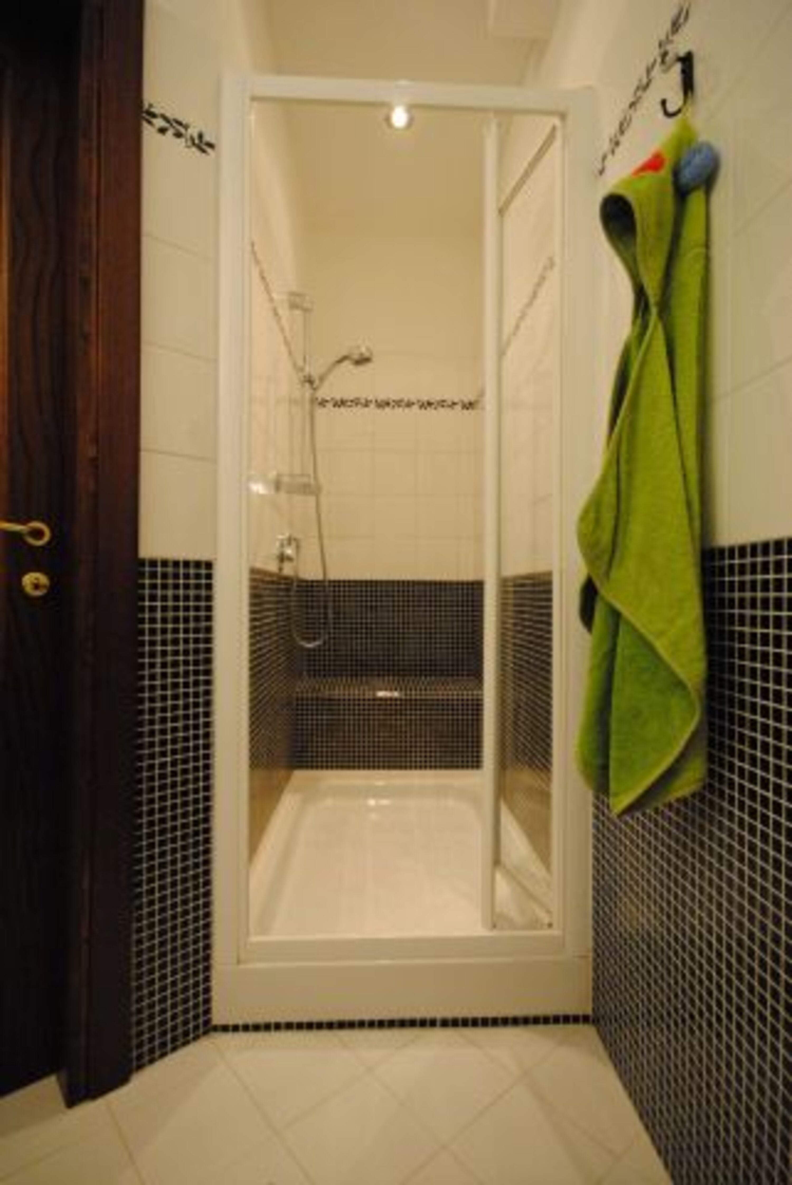 Dusche mit Sitzbank