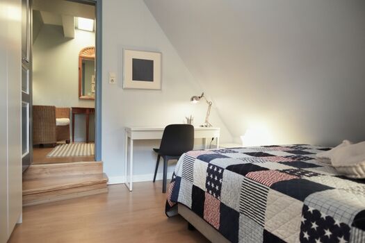 ...und einem Schreib-/Mal-/Arbeitsplatz