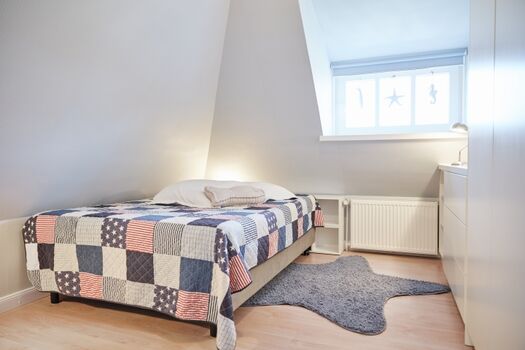 ...einem 140 cm breiten Bett für eine Person...