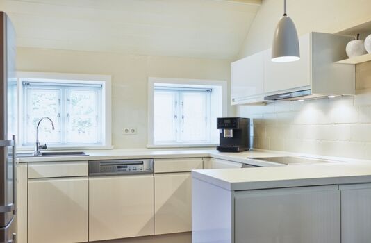 die voll ausgestattete Küche...