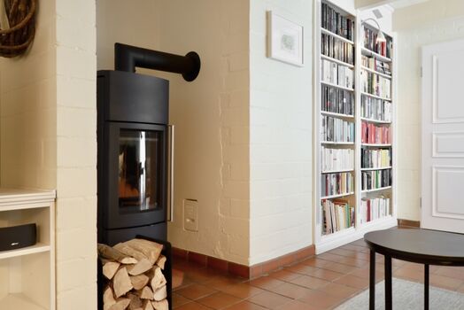 die Bibliothek mit Kaminofen