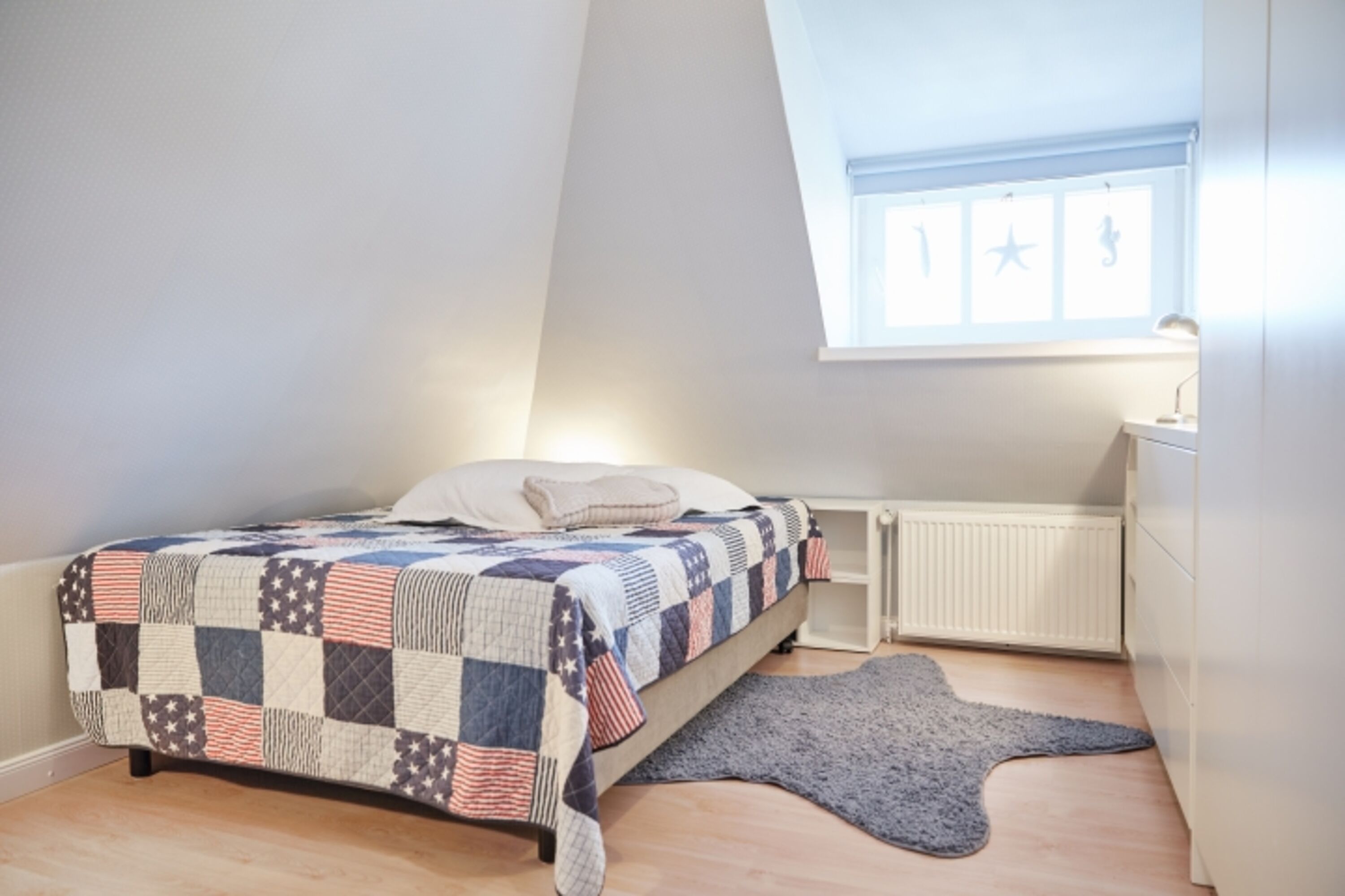 ...einem 140 cm breiten Bett für eine Person...