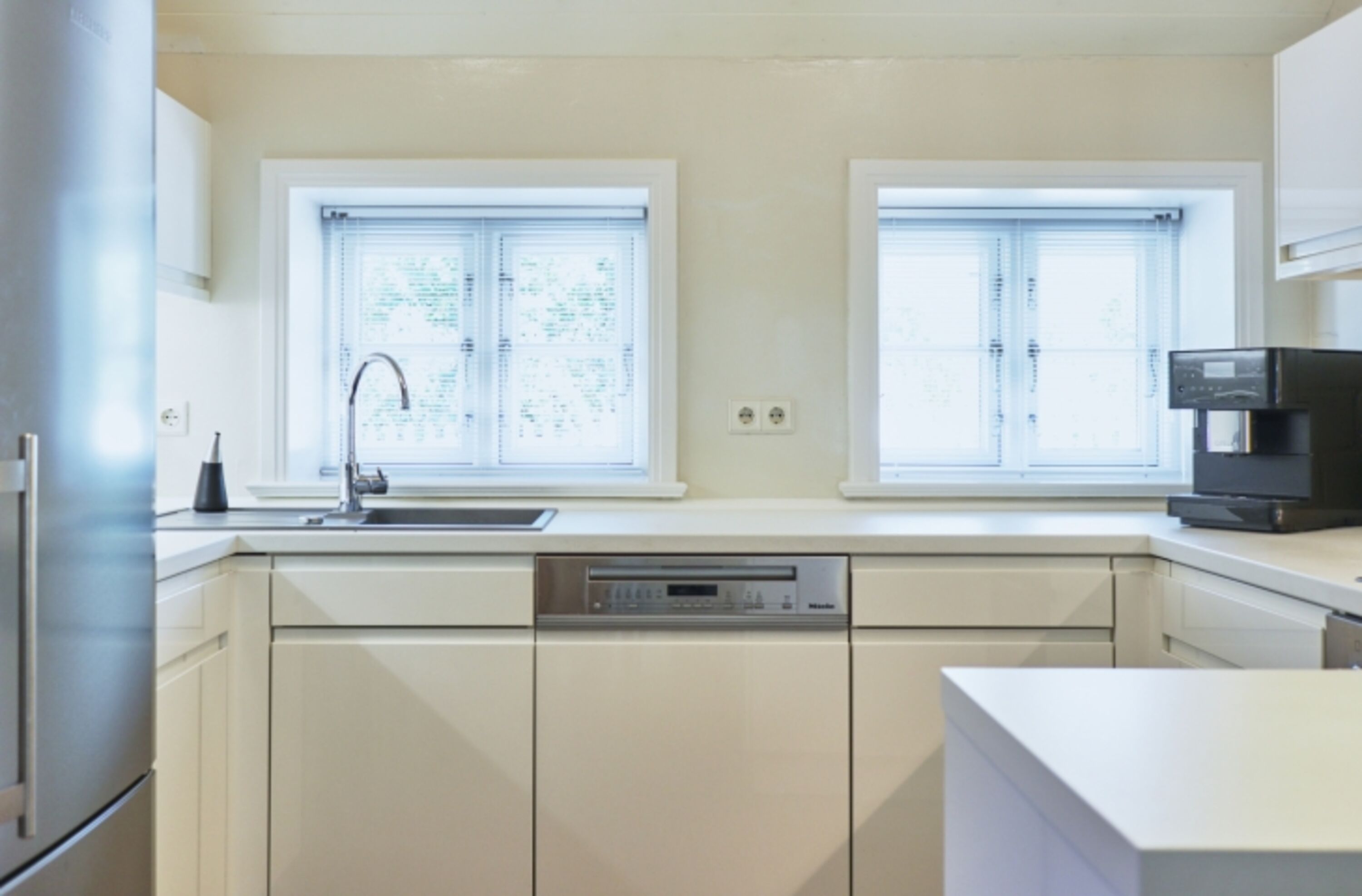...mit großem Liebherr Kühlschrank