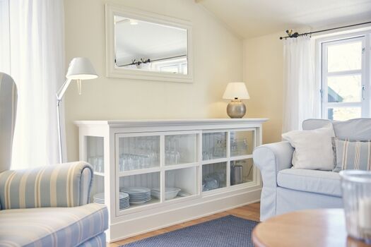  Anrichte mit Gläsern und Geschirr