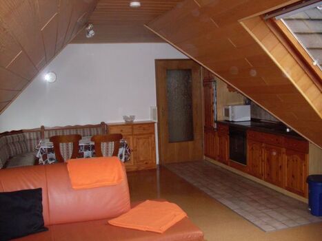 Die Küchenzeile mit einer Essecke