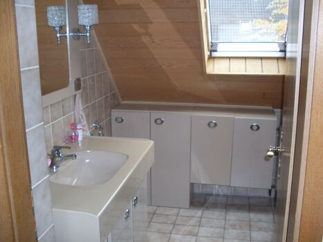 Kleines Bad mit Dusche und WC