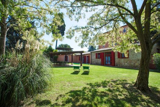 unsere Ferienhaus mit die groesse Garten mit Rasen