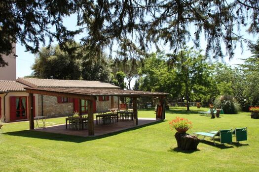 die groesse Gartenlaube mit Gartenmoebeln