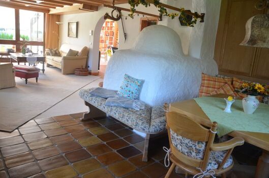 Grundofen zwischen Wohn- und Essbereich