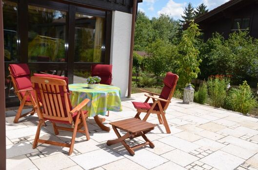 Große sonnige Terrasse