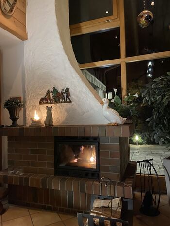 Wintergarten mit gemütlichem Kaminfeuer