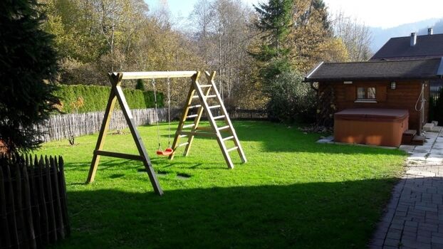 Hinter dem Haus Schaukel und Gartenhütte, Whirlpool